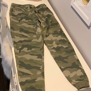 Women’s XS camo green sweatpants